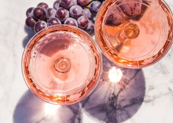 Dos copas de vino clarete de la Denominación de Origen Cigales